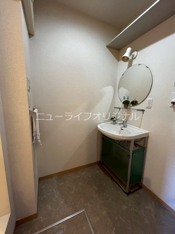 洗面設備　朝の忙しい時間に便利なオシャレな独立洗面台。