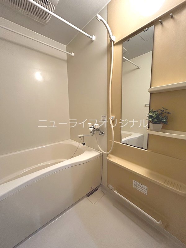 バス・シャワールーム　浴室乾燥機付で雨の日もお洗濯が可能です。