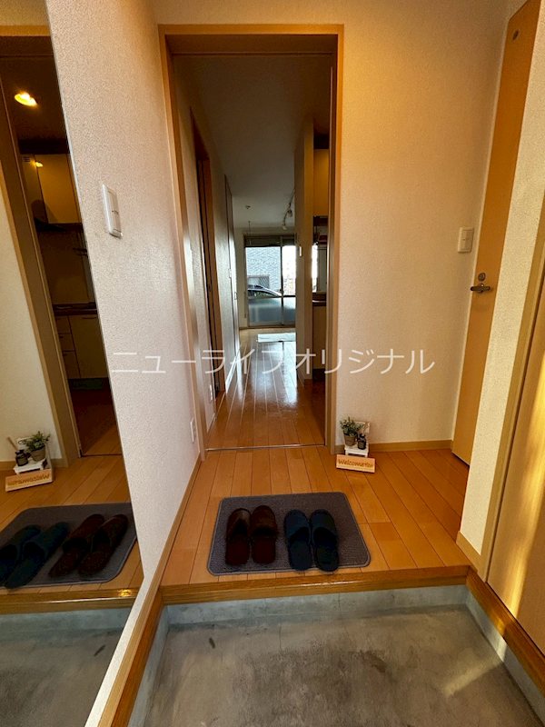 玄関　身だしなみチェックに便利な全身ミラー付きの玄関。