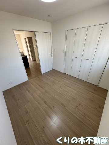 その他部屋・スペース　落ち着いた色調の寝室です