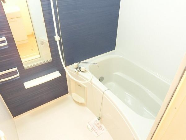 バス・シャワールーム　浴室乾燥機、追い焚き機能付きバス！