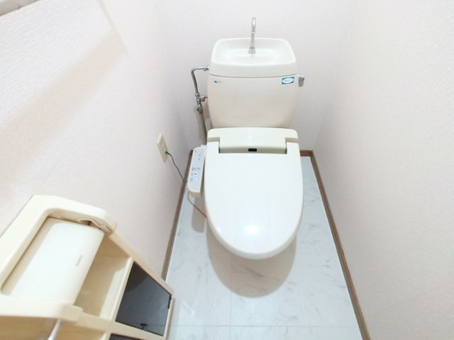 トイレ　嬉しい温水洗浄便座付き♪