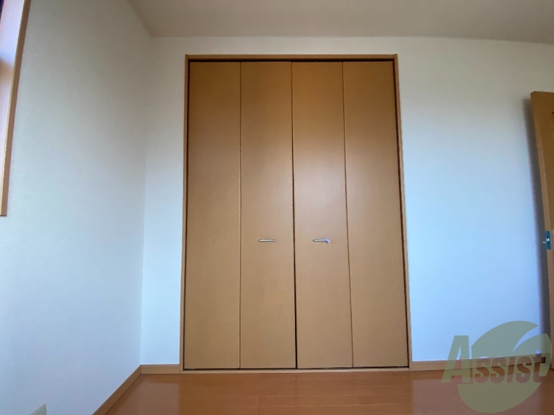 収納　大きな扉のクローゼット、たくさん洋服が入りそうですね！