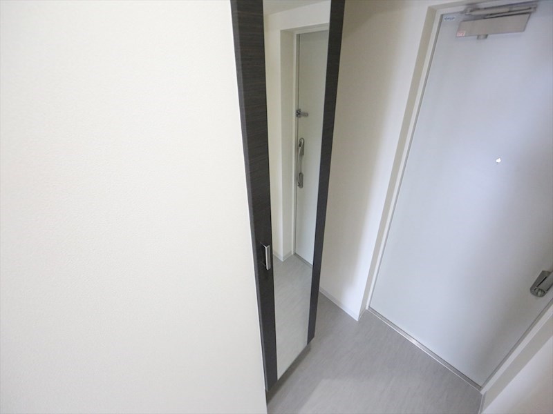 玄関　玄関　シューズボックス　姿見鏡付き（収納充実してます）