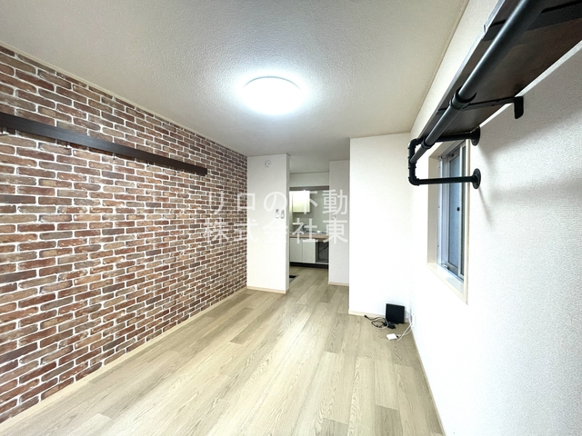 その他部屋・スペース　流行のアクセントクロスでおしゃれなお部屋を楽しみませんか？