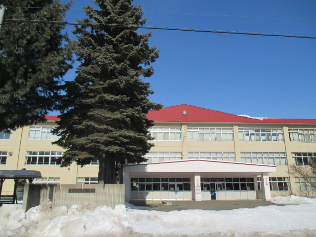 小学校　帯広市立緑丘小学校（小学校）まで684m