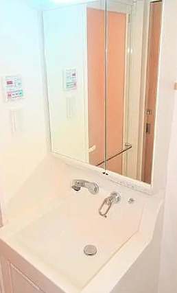 洗面設備　別部屋の写真を使用しております。