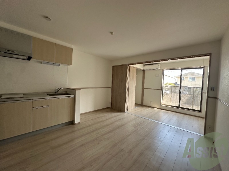 居室・リビング　８帖のリビングルームです。奥の部屋は寝室でございます。