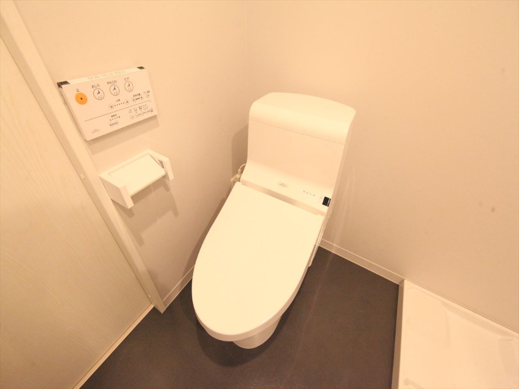 トイレ　温水洗浄暖房便座付トイレ　イメージ写真