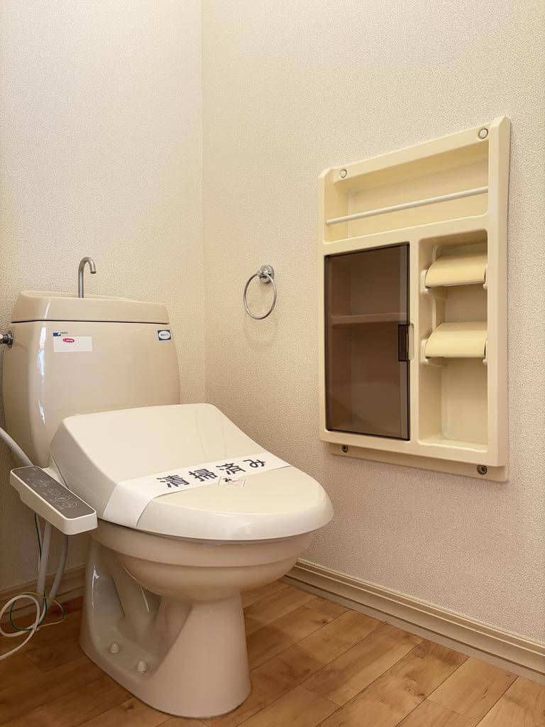 トイレ　温水洗浄便座付です。こちらも人気の設備ですね。