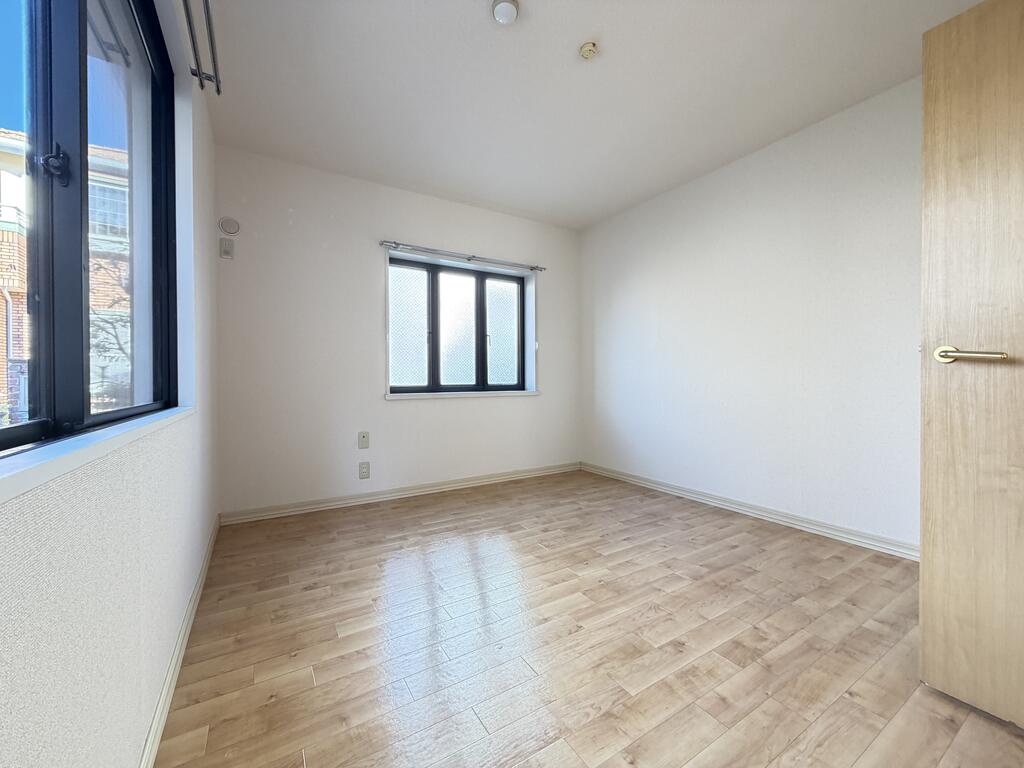 その他　６．１帖洋室です。こちらも２面採光♪