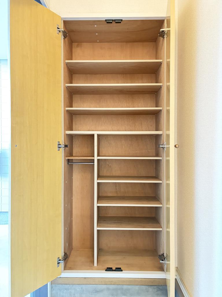 玄関　たくさん入るシューズボックスです！