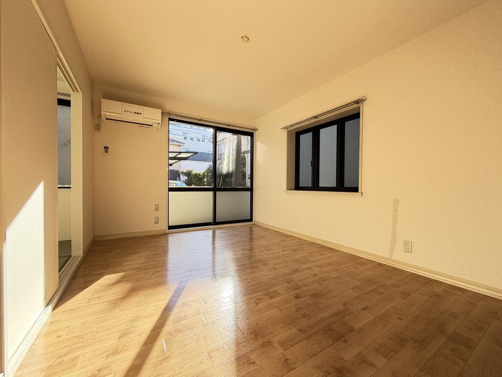 居室・リビング　２面採光で明るく、風通しも良いお部屋です。