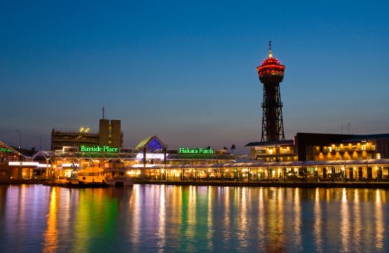 ショッピングセンター　ベイサイドプレイス博多（ショッピングセンター）まで315m