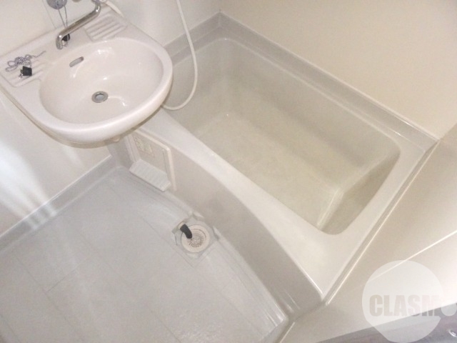 バス・シャワールーム　キレイにリフォームされています♪