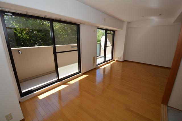 居室・リビング　床色が落ち着いた色合いで綺麗です♪