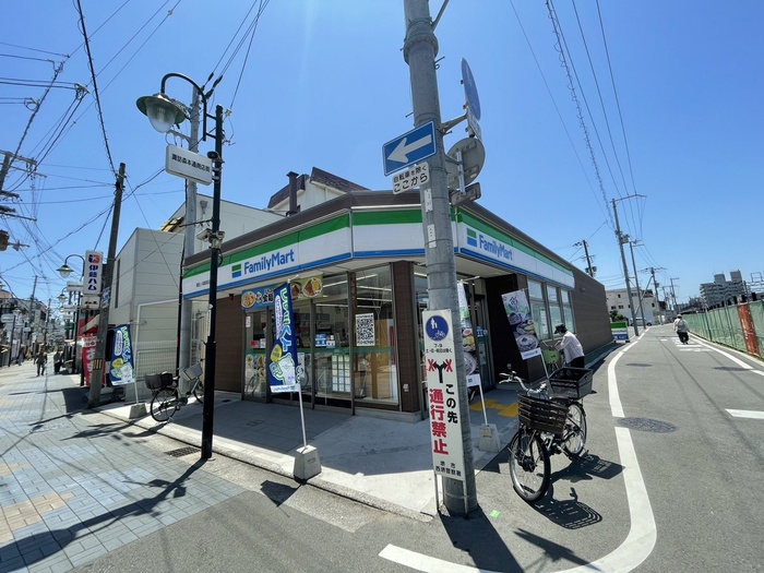 コンビニ　ファミリーマート（コンビニ）まで720m