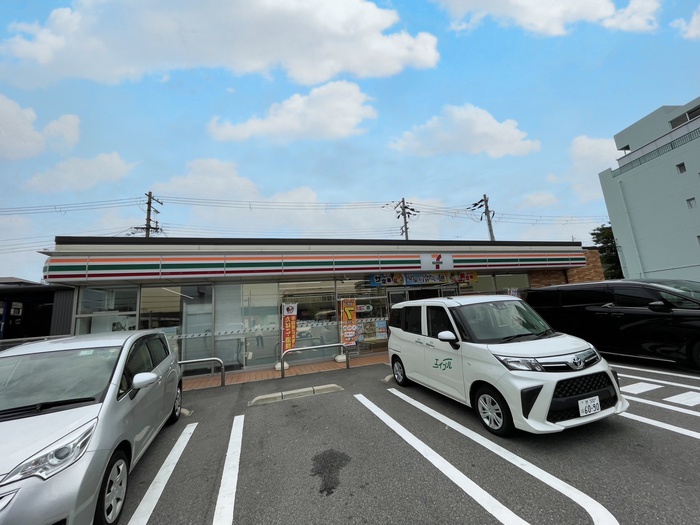 コンビニ　セブンイレブン（コンビニ）まで1040m