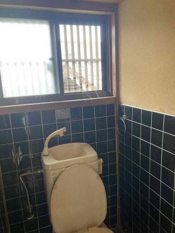 トイレ　2階の階段上がってすぐにトイレがあります。