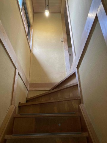 その他　玄関入ってすぐ左に階段があります。