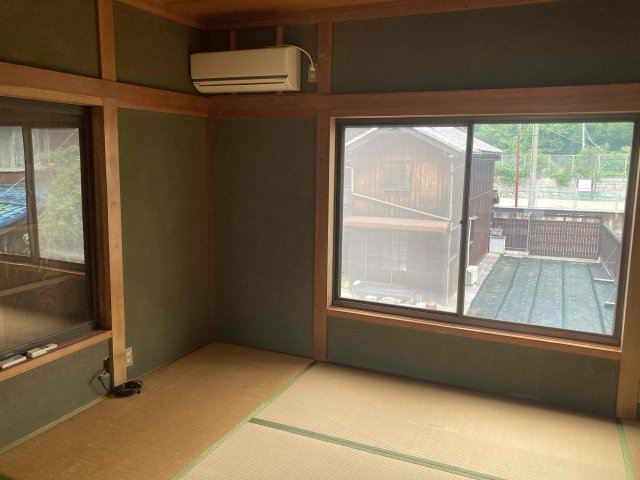 居室・リビング　山側の和室にエアコンがあります。（サービス品）