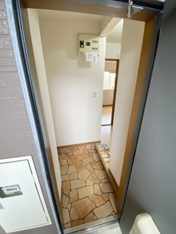 玄関　※仕様が異なる場合がございます