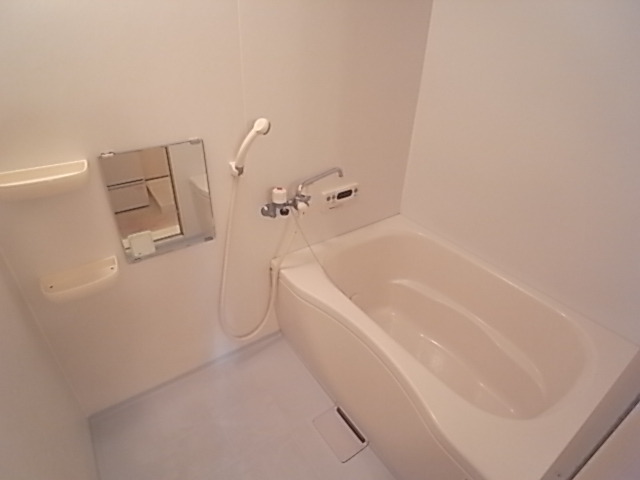 バス・シャワールーム　２人でも十分入浴できる広々なお風呂です