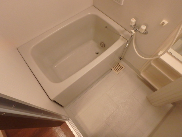 バス・シャワールーム　給湯リモコンのある楽ちんなお風呂です。