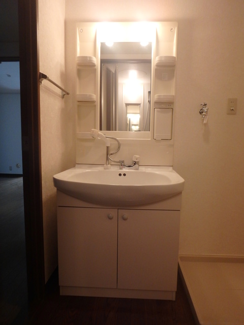 洗面設備　忙しい朝に嬉しい洗面台です。