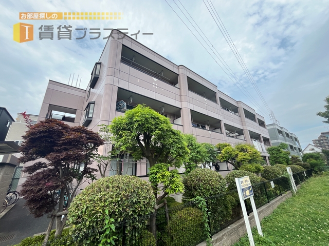 建物外観　目の前が公園なので解放的です。