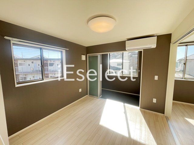 居室・リビング　角部屋・2面採光の明るいお部屋です?