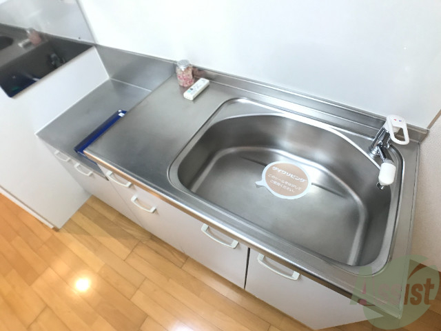 キッチン　キッチンは部屋と分かれています。シンプルなつくりですね。