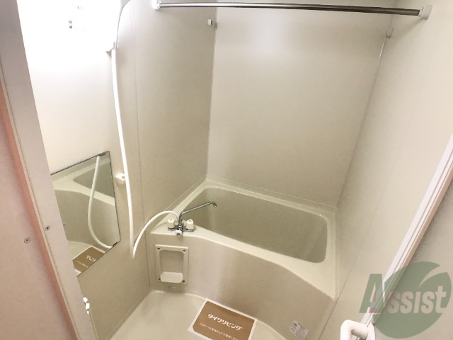 バス・シャワールーム　浴室はシンプル。一人暮らしにはちょうど良いサイズですね。