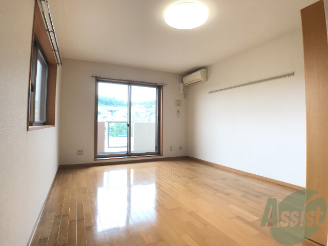 居室・リビング　１０．２帖の洋室です。生活のメインとなる部屋ですね。