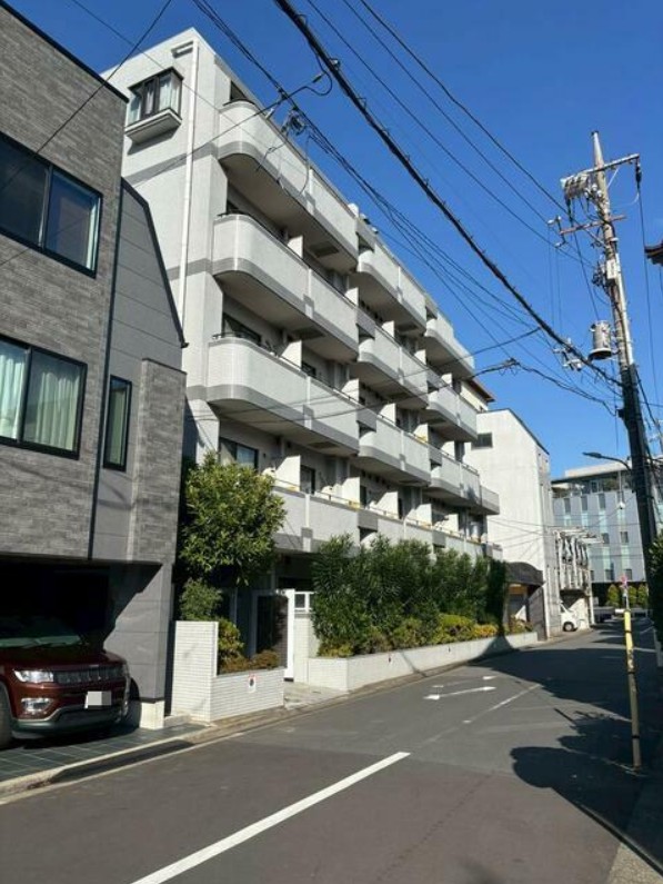 建物外観　白色を基調とした明るい印象のマンションです。