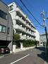 建物外観　白色を基調とした明るい印象のマンションです。