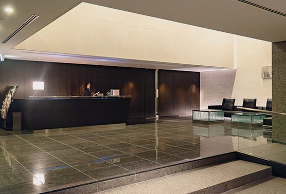 ロビー　ラグジュアリー感のあるエントランスロビー