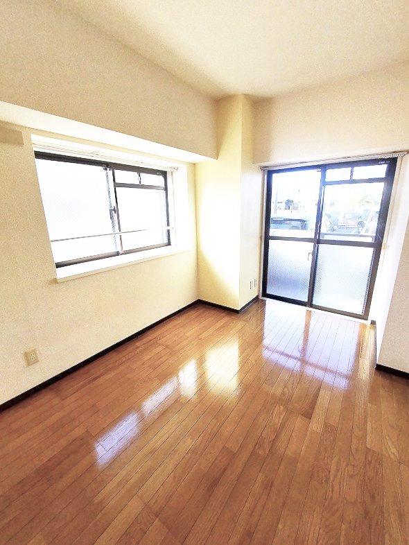 その他部屋・スペース　角部屋洋室５．４帖　バルコニーあり　２面彩光（出窓有）で明る