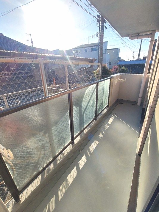 バルコニー　１階部分　南向きバルコニー側　道路面で陽当たり＆通風良好です