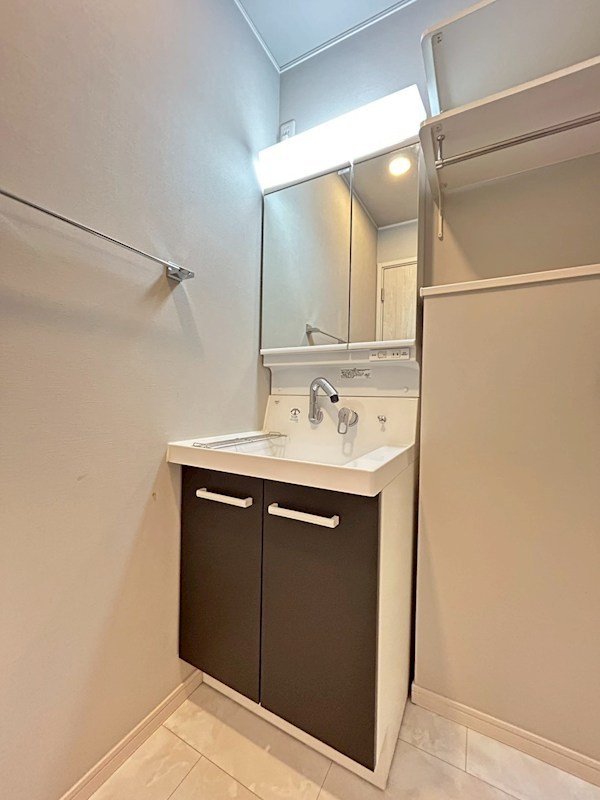 洗面設備　収納力のある機能的洗面所