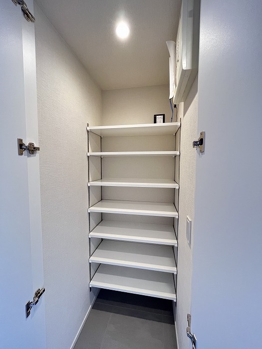 玄関　※写真は類似間取り別部屋。色味等異なります。