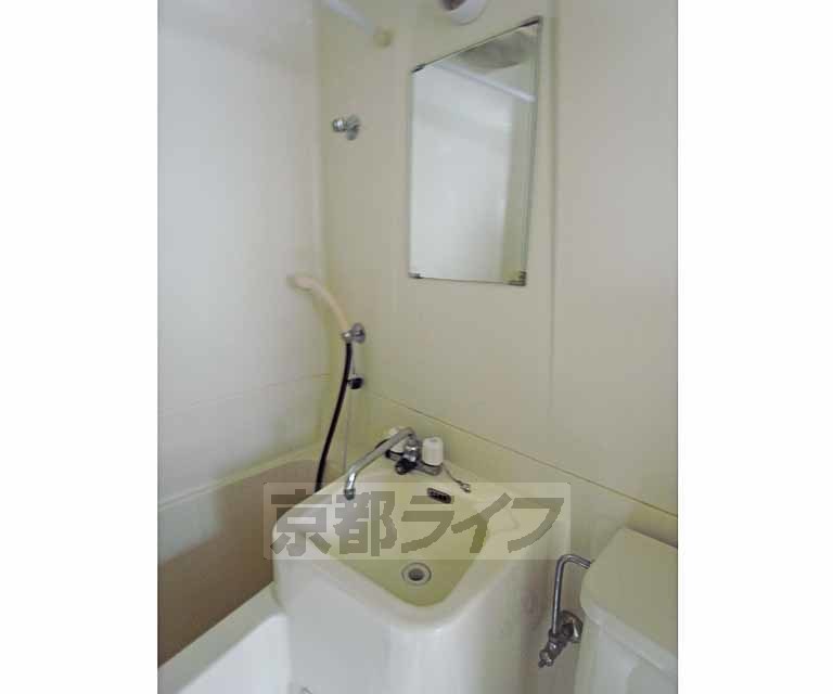 洗面設備　きれいな洗面台です