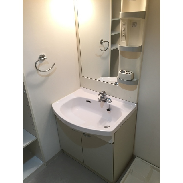 洗面設備　独立洗面化粧台です