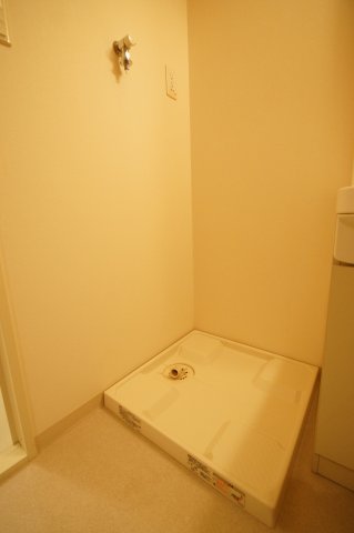 その他設備　防水パン付きの洗濯機置場です。