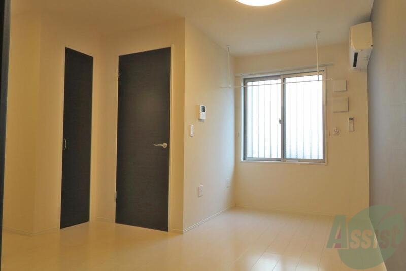 居室・リビング　リビングの窓は防犯ガラスでセキュリティ面でも安心できそうです