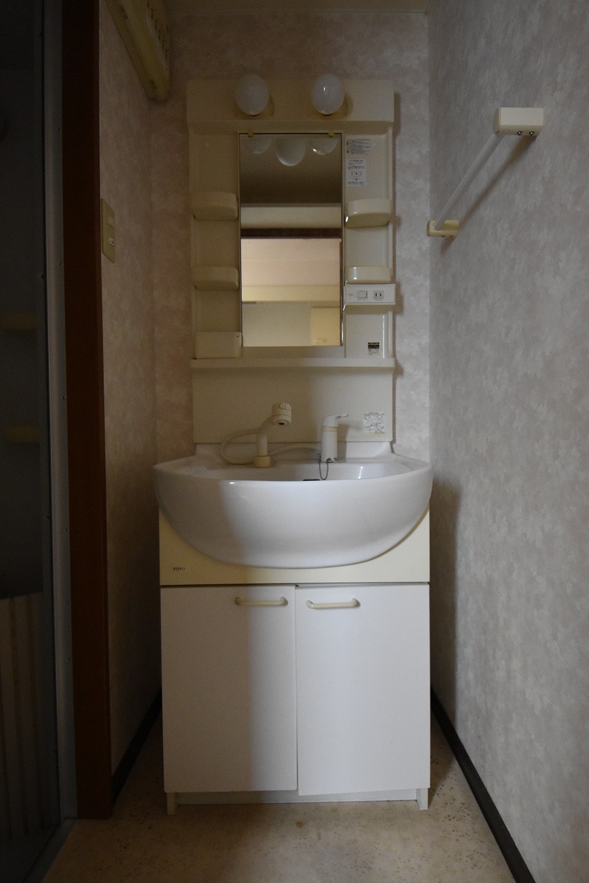 洗面設備　化粧台付きです