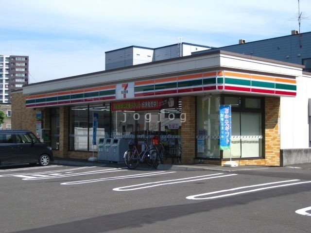 コンビニ　セブンイレブン札幌ひばりが丘店（コンビニ）まで349m