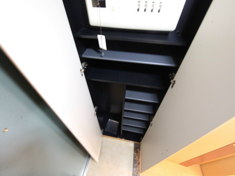 玄関　玄関　シューズボックス付（収納充実してます）