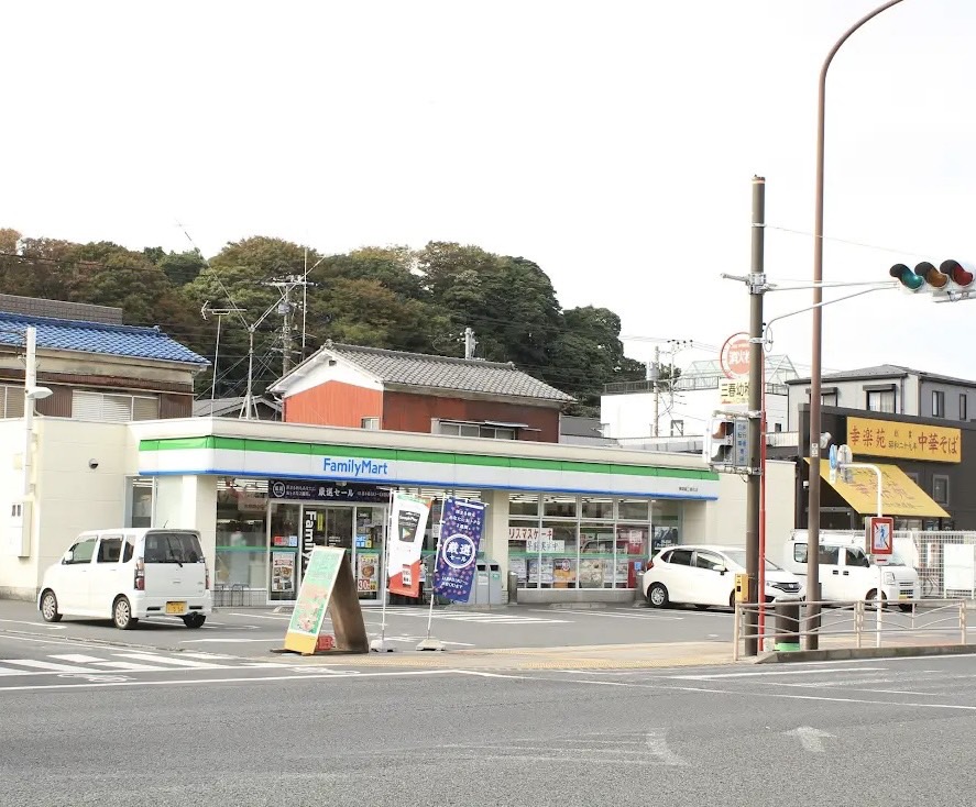 コンビニ　ファミリーマート 横須賀三春町店（コンビニ）まで150m