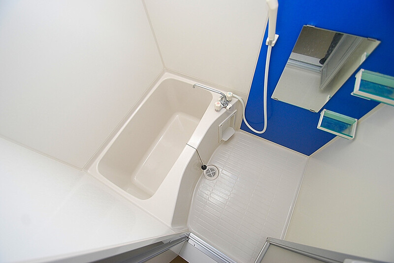 バス・シャワールーム　高級感のあるユニットバス、浴室の鏡が便利ですよ